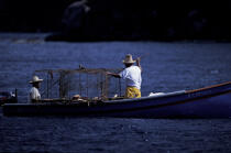 Pêcheurs relevant les casiers. © Philip Plisson / Plisson La Trinité / AA05216 - Nos reportages photos - Homme