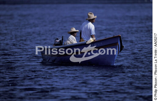 Pêcheurs au petit matin. - © Philip Plisson / Plisson La Trinité / AA05217 - Nos reportages photos - Antilles [Les]