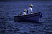 Pêcheurs au petit matin. © Philip Plisson / Plisson La Trinité / AA05217 - Nos reportages photos - Antilles [Les]