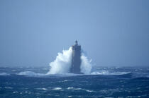 Déferlante sur le phare du Four. © Philip Plisson / Plisson La Trinité / AA05234 - Nos reportages photos - Phare [29]