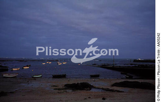 Petit port à la pointe de Penmarc'h. - © Philip Plisson / Plisson La Trinité / AA05242 - Nos reportages photos - Penmarc'h [pointe de]