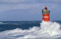 Le phare des Pierres Noires en mer d'iroise. © Guillaume Plisson / Plisson La Trinité / AA05268 - Nos reportages photos - Activité maritime