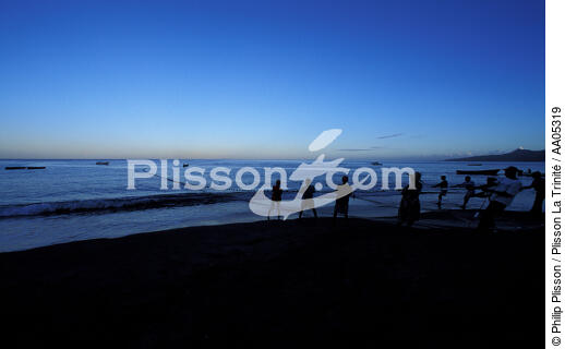 Des pêcheurs martiniquais relève leur seine (filet) au soleil couchant - © Philip Plisson / Plisson La Trinité / AA05319 - Nos reportages photos - Pêche à la senne
