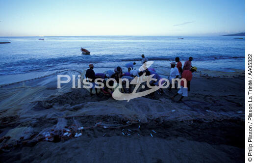 pêcheurs martiniquais vidant leur seine (filet) sur la plage du Carbet - © Philip Plisson / Plisson La Trinité / AA05322 - Photo Galleries - Fisherman
