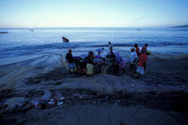 pêcheurs martiniquais vidant leur seine (filet) sur la plage du Carbet © Philip Plisson / Plisson La Trinité / AA05322 - Nos reportages photos - Martinique [la]