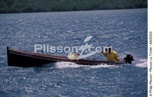 Pêcheurs martiniquais sur leur petite embarcation à moteur - © Philip Plisson / Plisson La Trinité / AA05324 - Nos reportages photos - Pêcheur