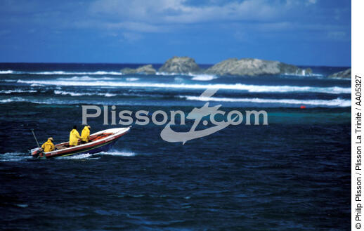 Retour de pêche au Cap chevalier [Martinique] - © Philip Plisson / Plisson La Trinité / AA05327 - Photo Galleries - West indies [The]