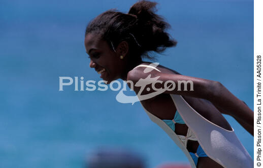 Jeune martiniquaise courant vers l'eau - © Philip Plisson / Plisson La Trinité / AA05328 - Nos reportages photos - Femme