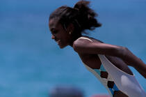 Jeune martiniquaise courant vers l'eau © Philip Plisson / Plisson La Trinité / AA05328 - Nos reportages photos - Outre-Mer
