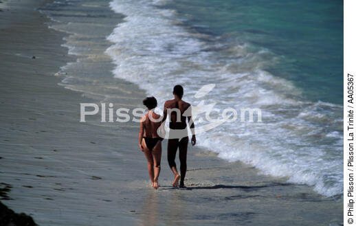 Couple marchant sur la plage de l'Anse Trabaud [Martinique] - © Philip Plisson / Plisson La Trinité / AA05367 - Nos reportages photos - Site [Mart]