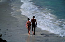 Couple marchant sur la plage de l'Anse Trabaud [Martinique] © Philip Plisson / Plisson La Trinité / AA05367 - Nos reportages photos - Anse Trabaud [l']