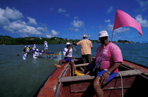 Renflouage d'une yole de course à la Martinique. © Philip Plisson / Plisson La Trinité / AA05374 - Nos reportages photos - Outre-Mer