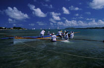 Remise à flot d'une yole de course [Martinique] © Philip Plisson / Plisson La Trinité / AA05378 - Nos reportages photos - Equipage