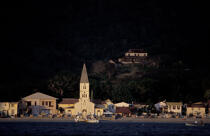 Grande anse d'Arlet et son église. © Philip Plisson / Plisson La Trinité / AA05412 - Photo Galleries - Arlets Coves