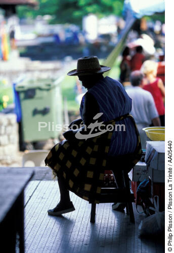 Femme antillaise cousant - © Philip Plisson / Plisson La Trinité / AA05440 - Nos reportages photos - Costume
