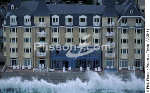 Les Termes de Saint-Malo. - © Philip Plisson / Plisson La Trinité / AA05461 - Photo Galleries - High tide