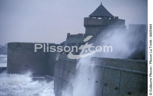 Les vagues à l'assaut des remparts de Saint-Malo. - © Guillaume Plisson / Plisson La Trinité / AA05464 - Nos reportages photos - Ville [35]