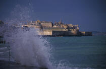 Saint-Malo. © Philip Plisson / Plisson La Trinité / AA05465 - Nos reportages photos - Marée haute