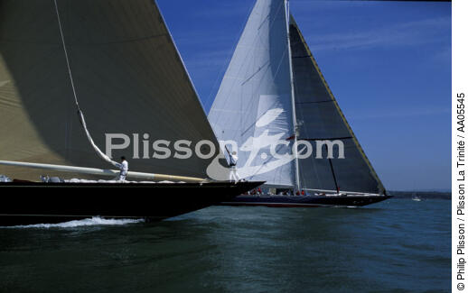 Velsheda et Endeavour bord à bord. - © Philip Plisson / Plisson La Trinité / AA05545 - Nos reportages photos - Velsheda