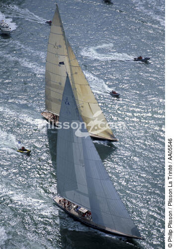 Endeavour et Shamrock V bord à bord. - © Philip Plisson / Plisson La Trinité / AA05546 - Nos reportages photos - Yachting