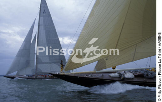 Velsheda et Endeavour sur le même bord. - © Philip Plisson / Plisson La Trinité / AA05548 - Nos reportages photos - Bord-à-bord