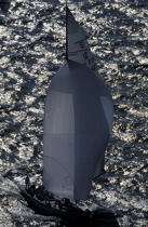 12 mètres JI sous spi, à contre-jour. © Philip Plisson / Plisson La Trinité / AA05571 - Photo Galleries - Yachting