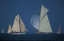 Rassemblement de bateaux de légende autour de l' île de Wight. © Philip Plisson / Plisson La Trinité / AA05596 - Nos reportages photos - Jubilé de la coupe de l'America [le]