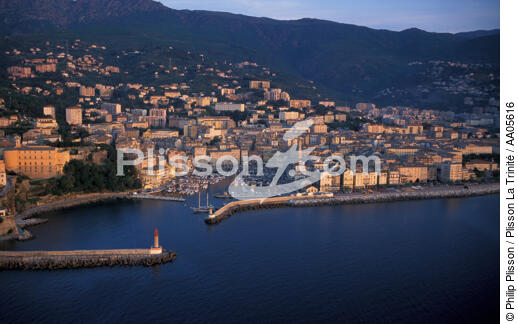 Lumière de fin de journée sur le vieux port de Bastia. - © Philip Plisson / Plisson La Trinité / AA05616 - Nos reportages photos - Ville