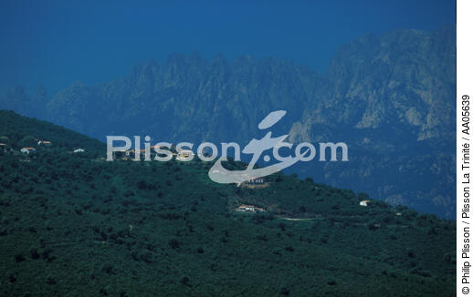 Village de montagne en Corse. - © Philip Plisson / Plisson La Trinité / AA05639 - Nos reportages photos - Vue aérienne