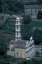 Eglise en Corse . © Philip Plisson / Plisson La Trinité / AA05653 - Nos reportages photos - Vue aérienne