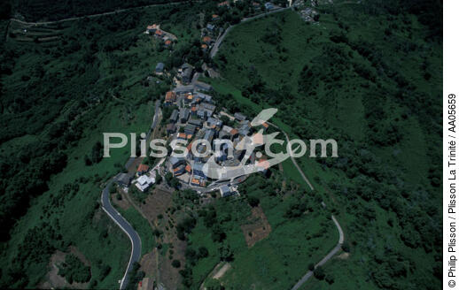 Village corse . - © Philip Plisson / Plisson La Trinité / AA05659 - Nos reportages photos - Vue aérienne