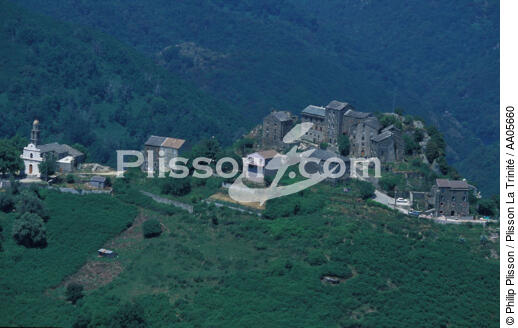 Village dans la montagne. - © Philip Plisson / Plisson La Trinité / AA05660 - Nos reportages photos - Vue aérienne