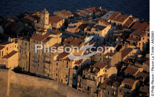 Bonifacio. - © Philip Plisson / Plisson La Trinité / AA05661 - Nos reportages photos - Ville [Corse]
