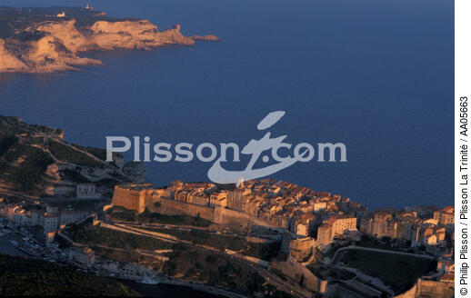 Bonifacio. - © Philip Plisson / Plisson La Trinité / AA05663 - Nos reportages photos - Ville [Corse]