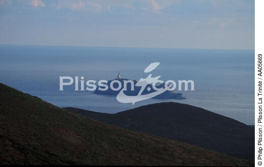 L'île de la Giraglia. - © Philip Plisson / Plisson La Trinité / AA05669 - Nos reportages photos - Brume