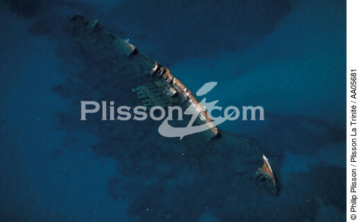 Epave sur les côtes corses. - © Philip Plisson / Plisson La Trinité / AA05681 - Photo Galleries - Aerial shot