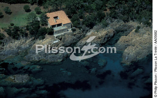 Maison isolée en Corse. - © Philip Plisson / Plisson La Trinité / AA05682 - Nos reportages photos - Toit