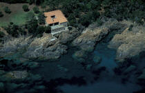 Maison isolée en Corse. © Philip Plisson / Plisson La Trinité / AA05682 - Photo Galleries - Aerial shot