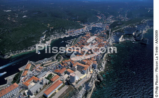 Bonifacio. - © Philip Plisson / Plisson La Trinité / AA05699 - Photo Galleries - Town [Corsica]