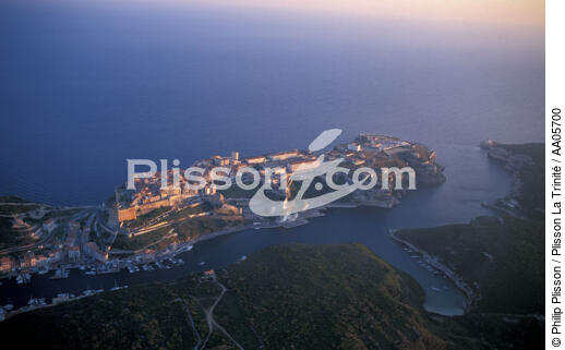 Bonifacio. - © Philip Plisson / Plisson La Trinité / AA05700 - Nos reportages photos - Vue aérienne