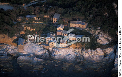 Village dans l'Ouest de la Corse. - © Philip Plisson / Plisson La Trinité / AA05728 - Photo Galleries - Small boat