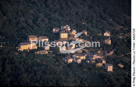Village dans l'Ouest Corse. - © Philip Plisson / Plisson La Trinité / AA05729 - Nos reportages photos - Paysage intérieur