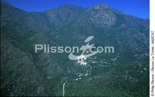 Village du Cap Corse. - © Philip Plisson / Plisson La Trinité / AA05747 - Nos reportages photos - Vue aérienne