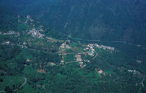 Village de l'Est Corse. © Philip Plisson / Plisson La Trinité / AA05756 - Nos reportages photos - Vue aérienne