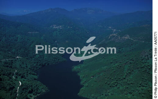 Lac en Corse. - © Philip Plisson / Plisson La Trinité / AA05771 - Nos reportages photos - Vue aérienne