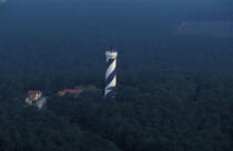 Le phare de Contis, perdu dans la forêt des Landes. © Philip Plisson / Plisson La Trinité / AA05808 - Nos reportages photos - Vue aérienne