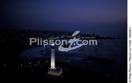 Le phare de Biarritz de nuit. - © Philip Plisson / Plisson La Trinité / AA05811 - Nos reportages photos - Aquitaine