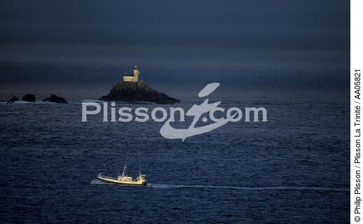 Le phare de Tevennec dans le raz de Sein. - © Philip Plisson / Plisson La Trinité / AA05821 - Nos reportages photos - Sein [Raz de]