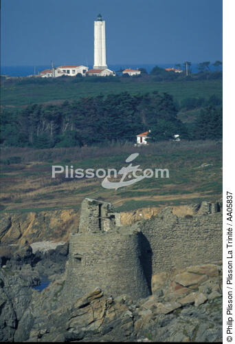 Le château et le phare de l'île d'Yeu. - © Philip Plisson / Plisson La Trinité / AA05837 - Nos reportages photos - Ile [85]