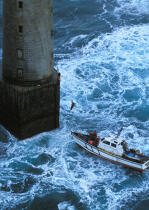 Relève de phare sur Kéréon. © Philip Plisson / Plisson La Trinité / AA05860 - Nos reportages photos - Activité maritime